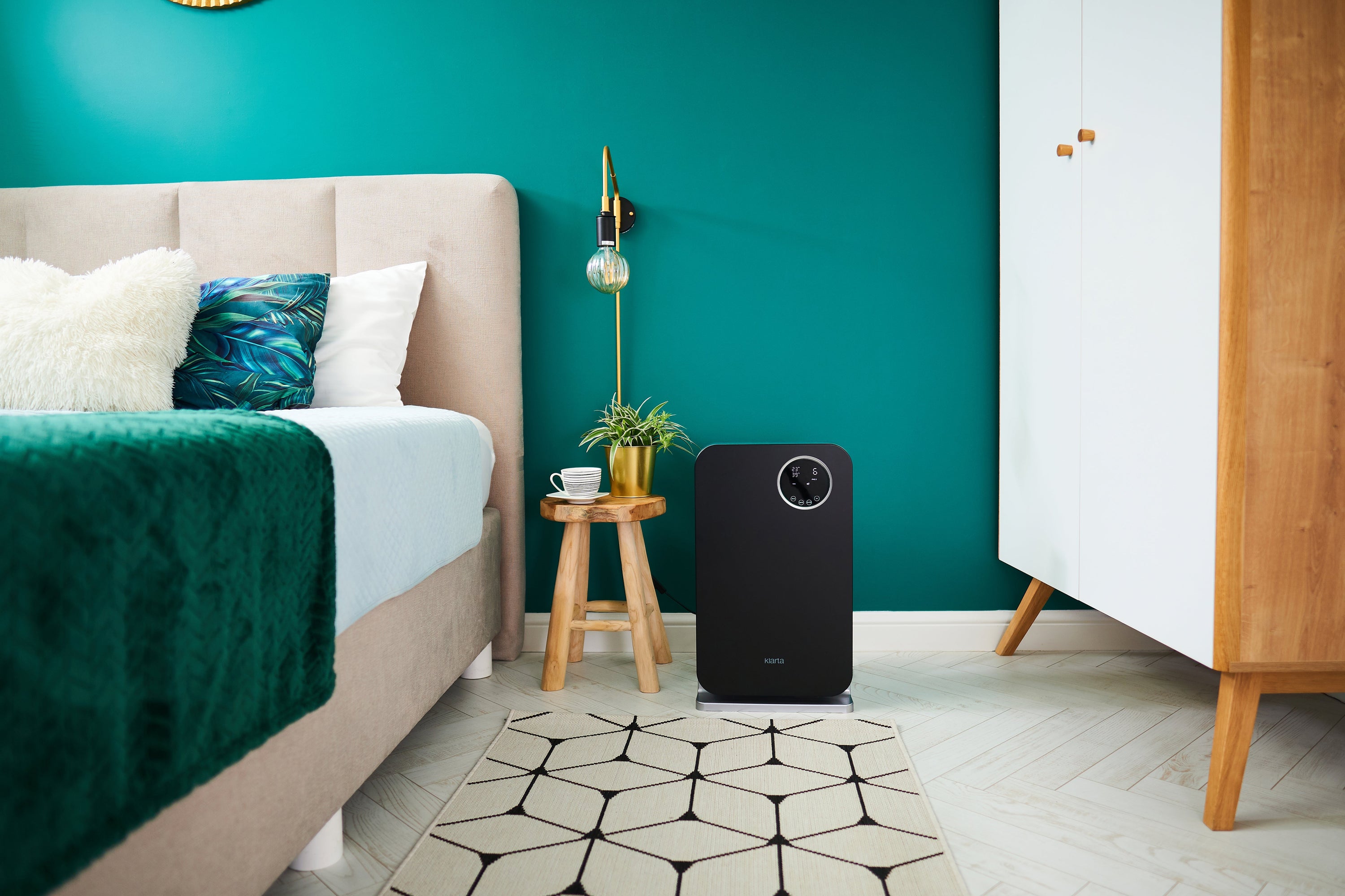 How does an air purifier work?
