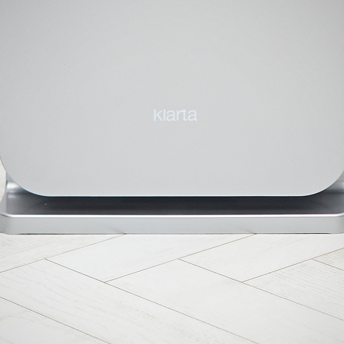 Lower front panel, klarta logo and silver base plate of the Klarta Forste air purifier in Silver