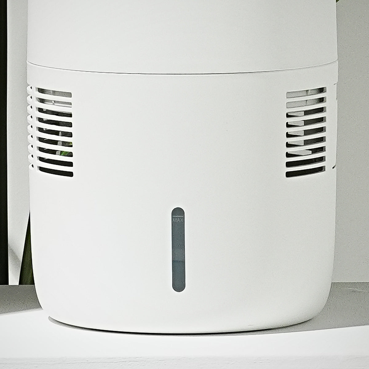 Water-level window and side vents on the Klarta Humea evaporative humidifier in White