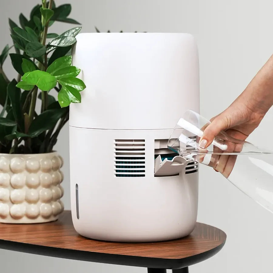 Pouring water into the front fill opening of the Klarta Humea in White